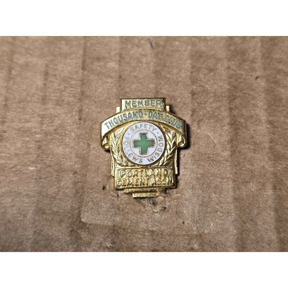 Portland Cement Association Thousand-Day Club Safety Award Lapel Hat Pin G1